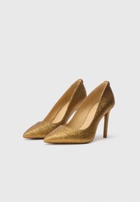 Pumps cu toc înalt aurii, acoperiți cu sclipici, cu vârf ascuțit și căptușeală interioară netedă. Prezintă un toc stiletto și o suprafață texturată de sclipici.