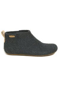 Filzschlappen-Boot in Dunkelgrau mit runder Zehenpartie, strukturiertem Obermaterial und einem hellbraunen Leder-Ziehriemen; Design mit niedrigem Knöchel.