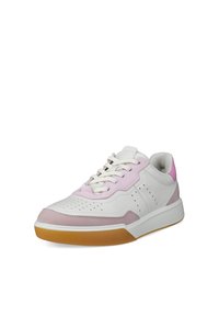 Valkoinen ja vaaleanpunainen matalakärkinen tennari, jossa on rei'itykset, valkoiset nauhat ja kuminahkapohja, esitetty kolmen neljänneksen kulmasta.