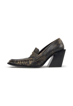 Schwarzer Leder-Loafer mit hohem Absatz, goldenem Rissmuster, quadratischer Zehenpartie und klobigem Blockabsatz, von der Seite auf weißem Hintergrund gezeigt.