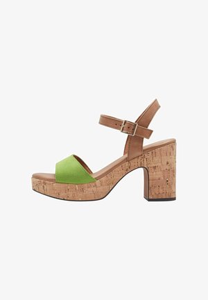 Zelene suede platform sandale s korečastim petom, smešnim podesivim remenom oko gležnja, otvorenim prstima i teksturiranom korečastom uloškom.