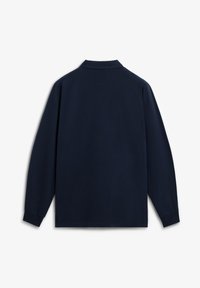 Camisa polo de manga larga azul marino vista desde atrás, con un cuello clásico y puños acanalados, sobre un fondo blanco.