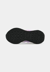 Sola de borracha preta com padrão de tração, apresentando um design superior em roxo e creme. Inclui bordas reforçadas e detalhe do logo no calcanhar.