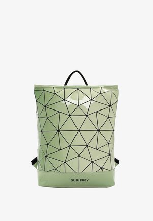 Glänzender grüner Rucksack mit einem geometrischen Muster aus schwarzen dreieckigen Umrisslinien. Verfügt über einen oberen Griff und verstellbare Träger. Markenname sichtbar.