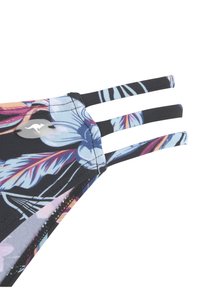 Blumenmuster-Badebekleidungsriemen in Schwarz mit blauen, rosa und lila Akzenten. Verfügt über drei elastische Bänder und ein silbernes Logodetail.