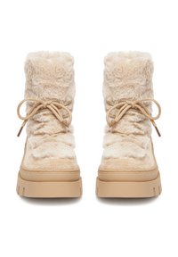 Cizme din blană sintetică bej cu o talpă netedă de culoare nisipie, prezentând șireți și un design pliat. Partea superioară scurtă, pufoasă, oferind un aspect confortabil.