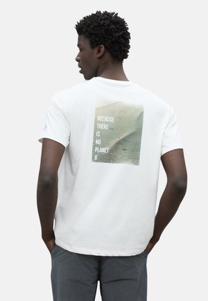 Camiseta de algodón blanca con un gráfico en la parte posterior que incluye el texto "PORQUE NO HAY UN PLANETA B" sobre un fondo de paisaje tenue.