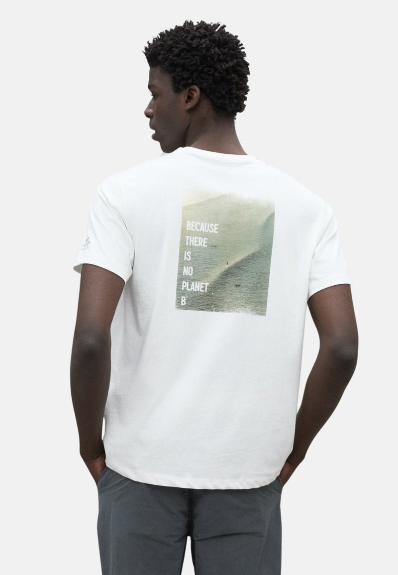 Camiseta de algodón blanca con un gráfico en la parte posterior que incluye el texto "PORQUE NO HAY UN PLANETA B" sobre un fondo de paisaje tenue.