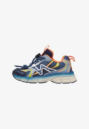 Baskets de sport bleu et orange en tissu mesh, avec accents blancs et jaunes, semelle épaisse et texturée, et lacets réglables de style bungee.