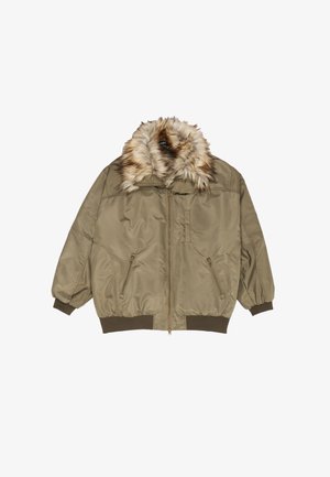 Chaqueta bomber caqui con cremallera frontal, dos bolsillos con cremallera, puños y dobladillo acanalados, y un amplio cuello de pelaje sintético en tonos mezclados de beige y marrón.
