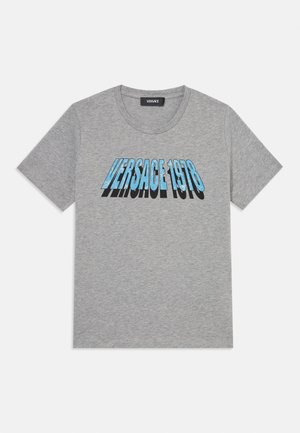 T-shirt in cotone grigio con la scritta "VERSACE 1978" in un design grafico blu e nero. Collo a giro e maniche corte, texture morbida.