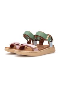 Sandaler med remmar i grönt, rosa och silver, en vadderad sula och en ljusbrun gummisula med texturerad yta.