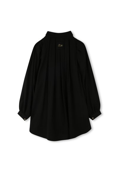 Zwarte langemouwen shirt met een hoge kraag, geplooid ontwerp en een klein gouden logo etiket op de achterkant. Knopdetails op de manchetten.