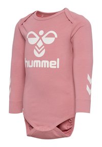 Różowy bodysuit z długim rękawem, wykonany z miękkiej bawełny, z białym logo i akcentami w kształcie zygzaka na rękawach oraz z zapięciami na napy na dole.