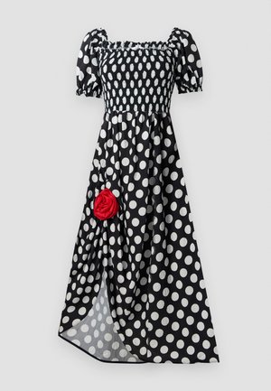 Vestido negro con lunares, con mangas cortas y abullonadas y un corpiño fruncido. Presenta una rosa de tela roja en el lado izquierdo. Falda fluida.
