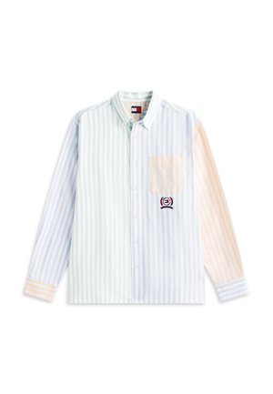 Ilgomis rankovėmis marškiniai su sagutėmis, vertikaliomis pastelinėmis juostelėmis žalia, mėlyna ir persikų spalvomis, turintys krūtinės kišenę ir siuvinėtą logotipą po ja.