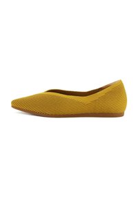 Scarpa piatta giallo senape con punta affusolata, texture rigata e suola bassa marrone. Fodera interna liscia. Progettata per il comfort.
