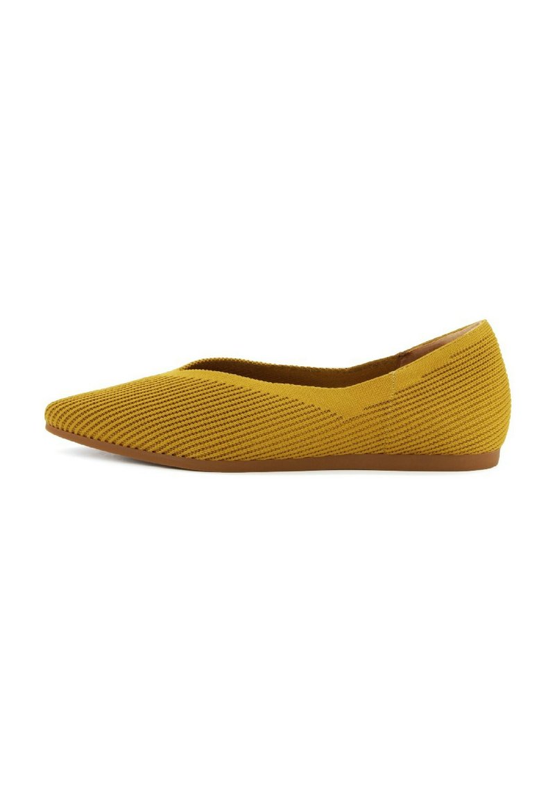 Scarpa piatta giallo senape con punta affusolata, texture rigata e suola bassa marrone. Fodera interna liscia. Progettata per il comfort.