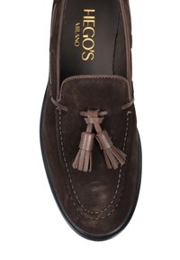 Brązowe zamszowe mokasyny z podwójnymi frędzlami, kontrastowym przeszyciem i zaokrąglonym czubkiem. Logo wytłoczone na wewnętrznej wyściółce.