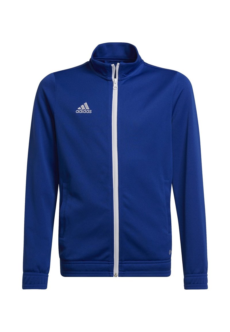 Chaqueta azul de Adidas con cremallera completa y blanca, y logo en el lado izquierdo del pecho. Presenta mangas largas y un cuello alto.