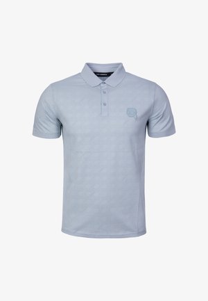 Světlomodré polo tričko z měkké tkaniny, s jemným geometrickým vzorem a malým vyšívaným logem na hrudi. Přední část se zapínáním na dva knoflíky.