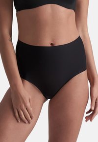Czarne majtki bikini z wysokim stanem, wykonane z gładkiego, elastycznego materiału, o minimalistycznym designie i bezszwowym wykończeniu, zapewniające komfort noszenia.