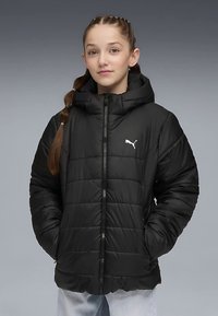 Sort dunjakke med hætte, med lynlås og vandret quiltet mønster. Hvidt logo på venstre bryst. Glat, syntetisk tekstur.