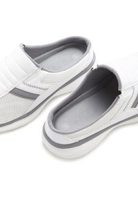 Weiße Slipper aus strukturiertem Mesh-Obermaterial mit grauen Akzenten, gepolstertem Fußbett und leichter, abgerundeter Sohle.