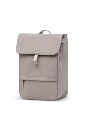 Sac à dos rectangulaire gris clair minimaliste avec rabat supérieur, poche zippée à l'avant et petite poignée de transport sur fond blanc.