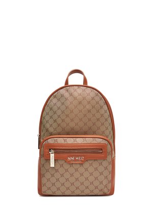 Kleiner brauner Rucksack mit Muster, vordere Reißverschlusstasche und Lederbesatz, mit "Nine West New York" Markenlabel.