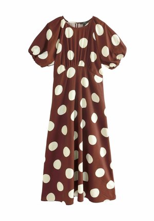 Rochie maro cu buline albe, cu mâneci scurte bufante și un corp adunat. Țesătura are o textură fină și un design fluid.