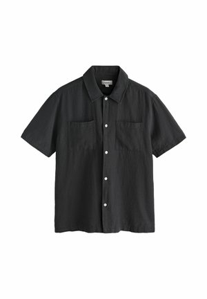 Chemise noire à manches courtes avec boutons, deux poches poitrine à l'avant et un col standard, présentée sur un fond blanc.