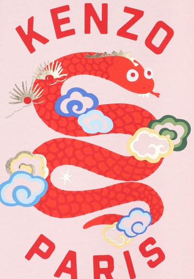 Rode draak grafiek op een lichtroze achtergrond, met wolken in blauw en goud. "KENZO" en "PARIJS" in vetgedrukt rode letters.