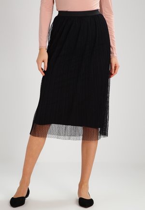 Czarna plisowana spódnica midi, warstwowa z przezroczystego tiulu, miękka w dotyku, z elastycznym pasem i bocznymi rozcięciami, zaprojektowana dla swobody ruchów.