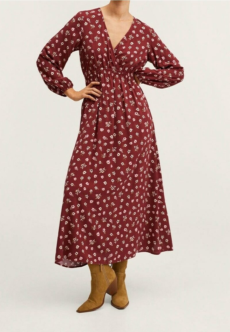 Vínové maxi šaty s bílým květinovým vzorem, dlouhými rukávy, výstřihem do V a elastickým pasem. Kombinované s špičatými koženými kotníkovými botami ve světle hnědé barvě.