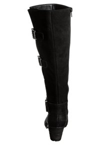 Botte noire en cuir haut jusqu'au genou avec trois boucles latérales et un talon empilé, vue de dos.