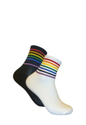 Pari nilkkasukkia, yksi musta ja yksi valkoinen, molemmissa resorin lähellä sateenkaarenvärisiä vaakaraitoja.