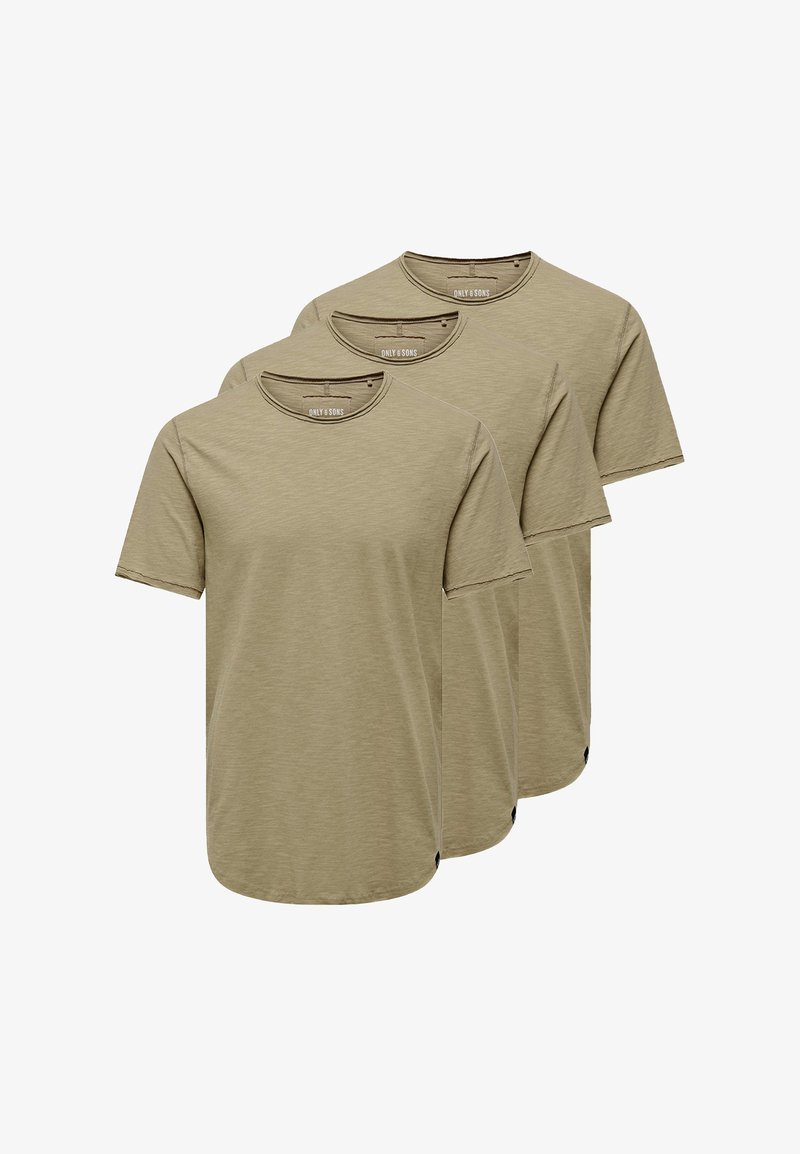 Drie beige T-shirts met korte mouwen en ronde hals, gestapeld op elkaar, effen met subtiele gestructureerde stof en merklabel aan de binnenkant van de kraag.