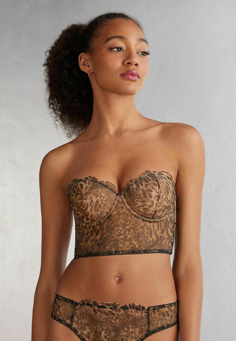 Leopardprint strapless bh en bijpassende slip in doorzichtig bruine stof, met scalloped randen en delicate zwarte kantafwerking.