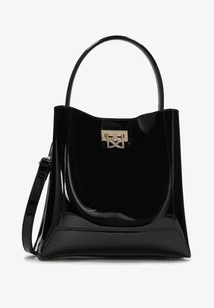 Sac à main en cuir verni noir avec poignée supérieure, bandoulière détachable et fermoir décoratif doré au centre avant.