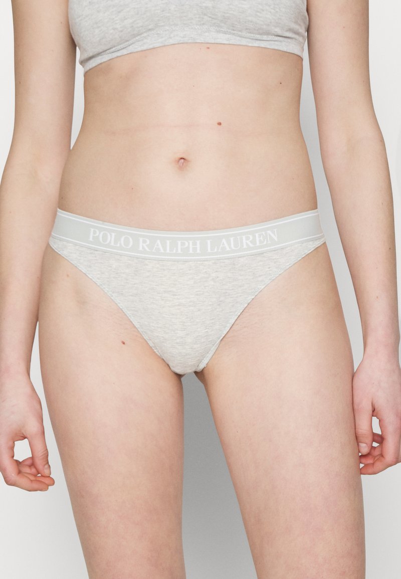 Tanga de algodón gris con una textura suave y una cinta ancha que presenta el texto "POLO RALPH LAUREN" en blanco contrastante.