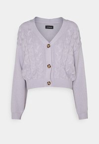 Levandulový zkrácený cardigan s vzorem kabelkového pletení, výstřihem do V a třemi velkými hnědými knoflíky vpředu. Měkká textura s dlouhými rukávy.