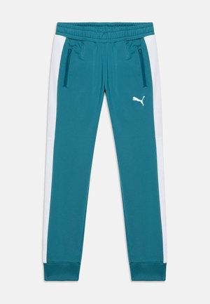 Pantaloni da ginnastica turchesi con strisce laterali bianche, fascia elastica in vita, tasche laterali con cerniera, polsini a costine e logo Puma bianco sulla coscia sinistra.