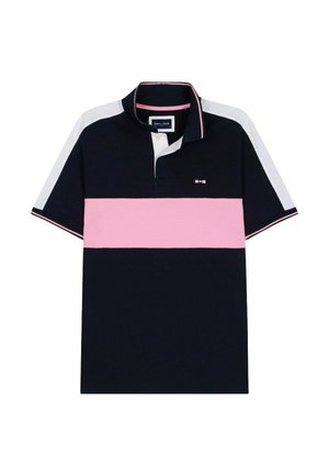 Polo bleu marine avec une large bande horizontale rose à travers la poitrine, des accents blancs sur les manches et un petit logo sur le côté gauche de la poitrine.