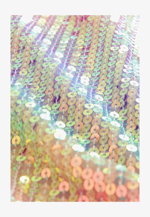 Una fila di paillettes iridescenti in vari colori pastello, disposte in linee verticali, creando una superficie luccicante e testurizzata.