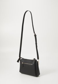 Černá syntetická crossbody taška s nastavitelným popruhem, obdélníkový tvar, přední kapsa na zip, texturovaný povrch a akcenty v stříbrném tónu.