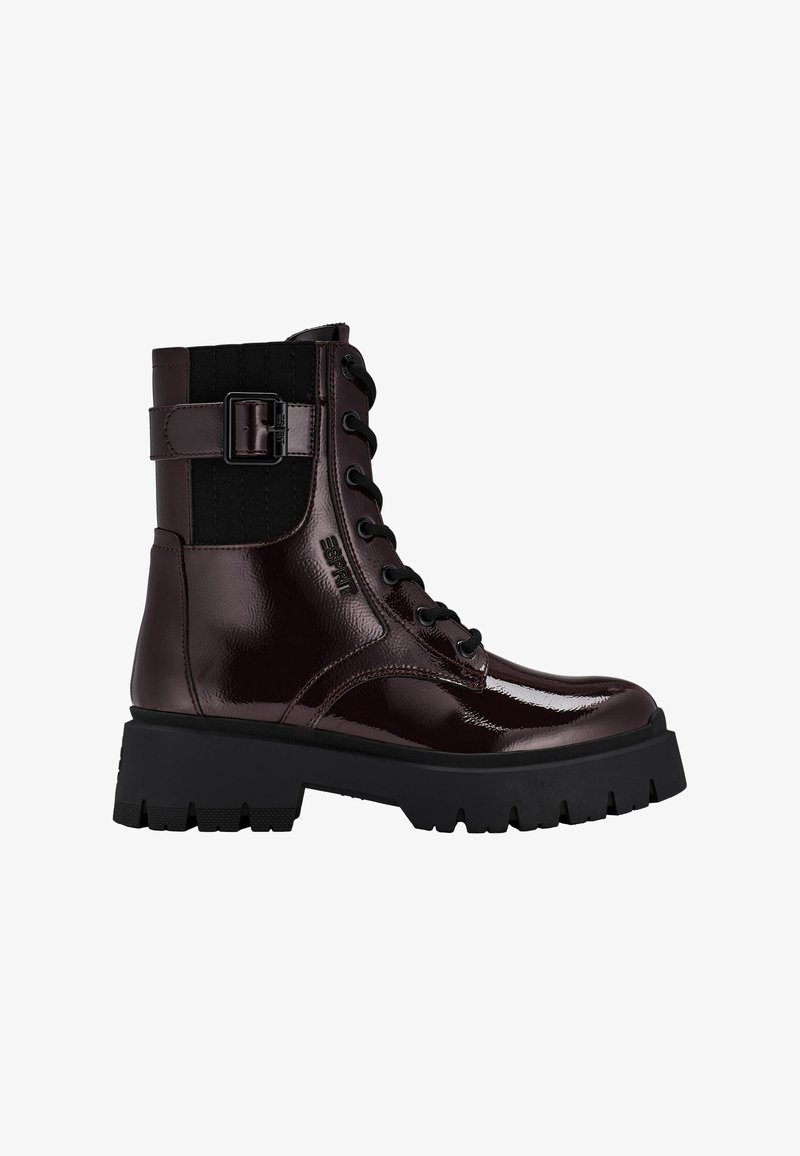 Bottine montante en cuir brun foncé brillant, à lacets, avec panneau latéral élastique noir, bride à boucle et semelle épaisse noire à crampons.