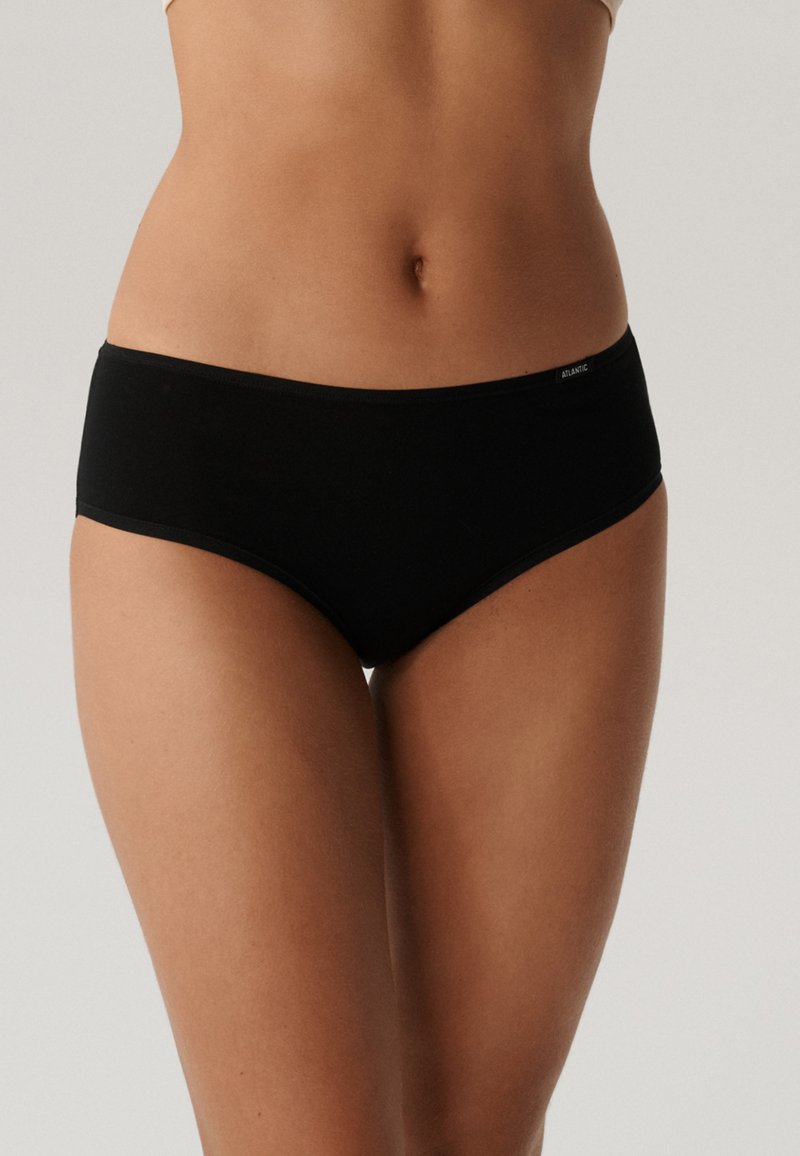 Czarne bawełniane bokserki hipster z gładką teksturą, elastycznym paskiem w talii i minimalistycznym designem. Logo marki umieszczone w pasie.