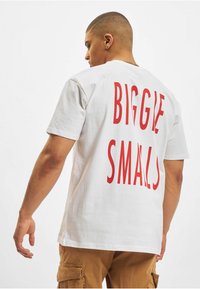 Upscale by Mister Tee BIGGIE SMALLS  - Marškinėliai su spaudiniu - white