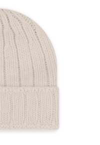 Berretto lavorato a maglia di colore crema chiaro con texture a coste. Presenta un risvolto alla base. Materiale morbido e design a forma arrotondata nella parte superiore.